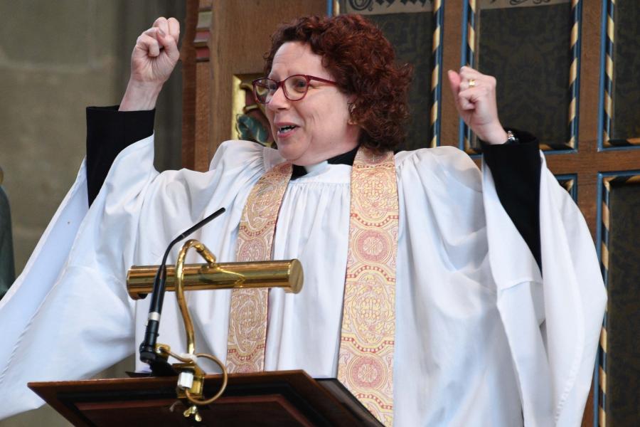 Estella preaching 1.jpg