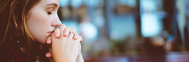 lady praying
